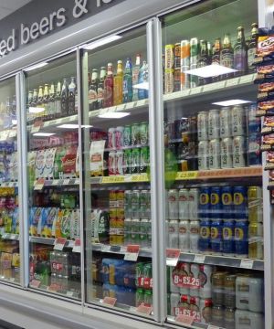 简单超市饮品区装饰产品展示柜图片