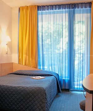 小型宾馆温馨黄色窗帘装修效果图片