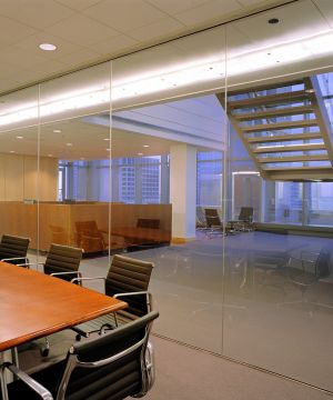 最新50平办公室室内玻璃隔断装修案例图片