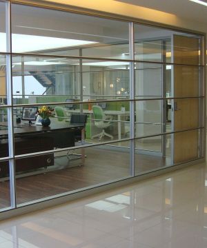现代办公室玻璃墙装修效果图