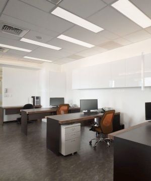小型办公室装潢白色墙面装修效果图片