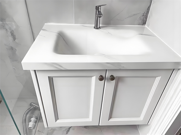 浴室柜选岩板台面还是陶瓷台面好