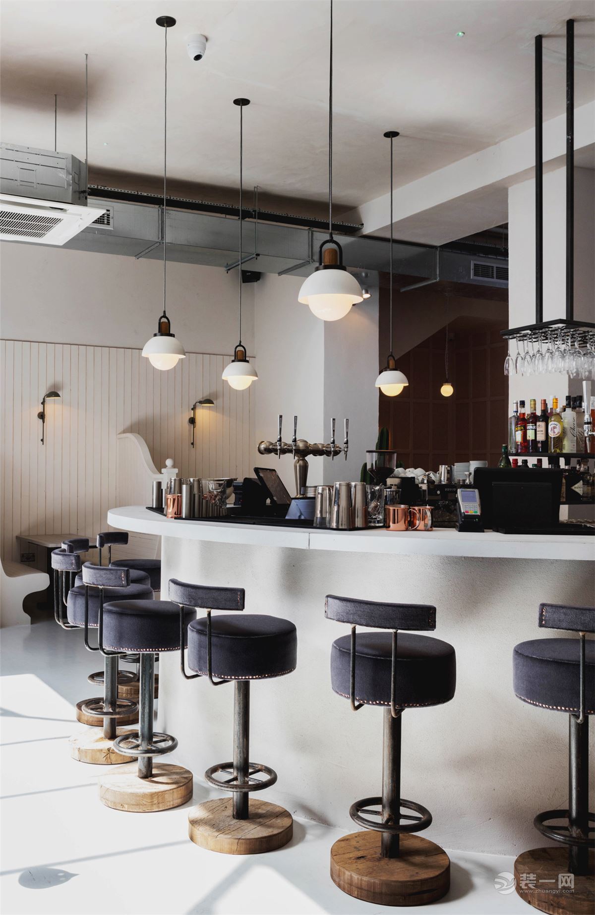 国外装修案例装修网分享旧房改造案例防局爆改潮人餐厅超惊艳