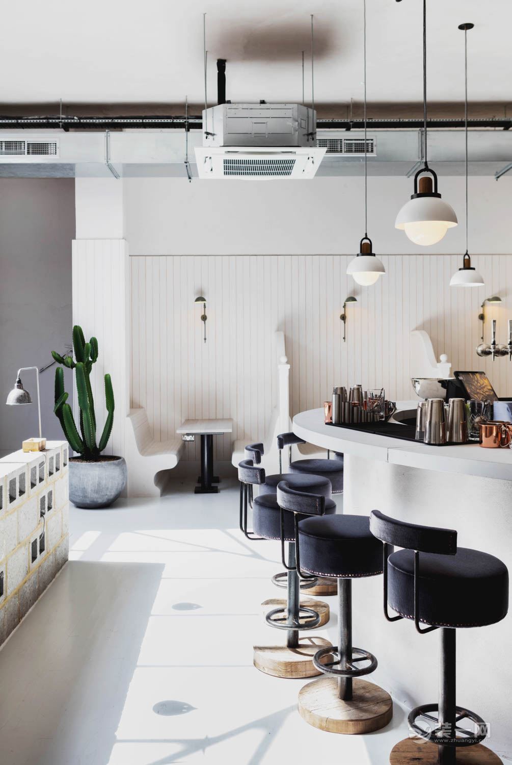 国外装修案例装修网分享旧房改造案例防局爆改潮人餐厅超惊艳