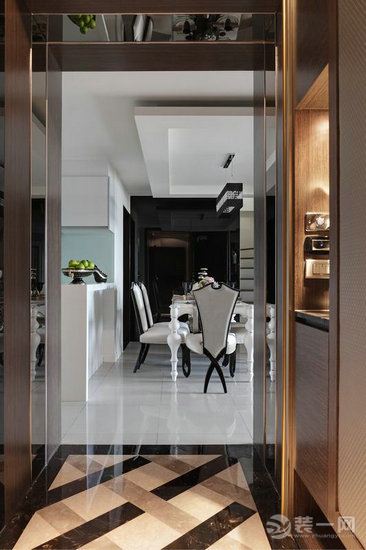 耳目一新设计！247平大厦顶楼新古典跃层案例