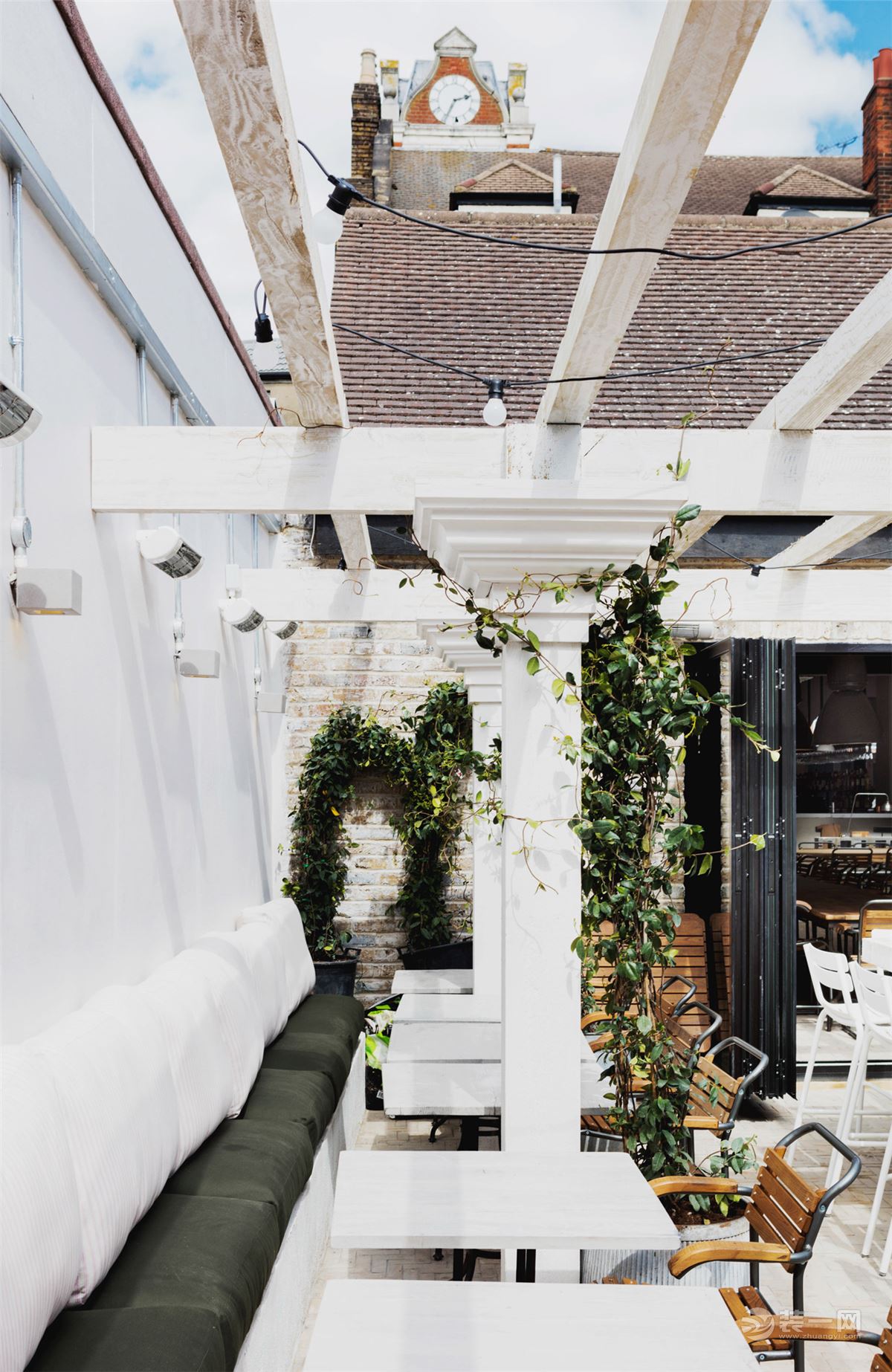 国外装修案例装修网分享旧房改造案例防局爆改潮人餐厅超惊艳