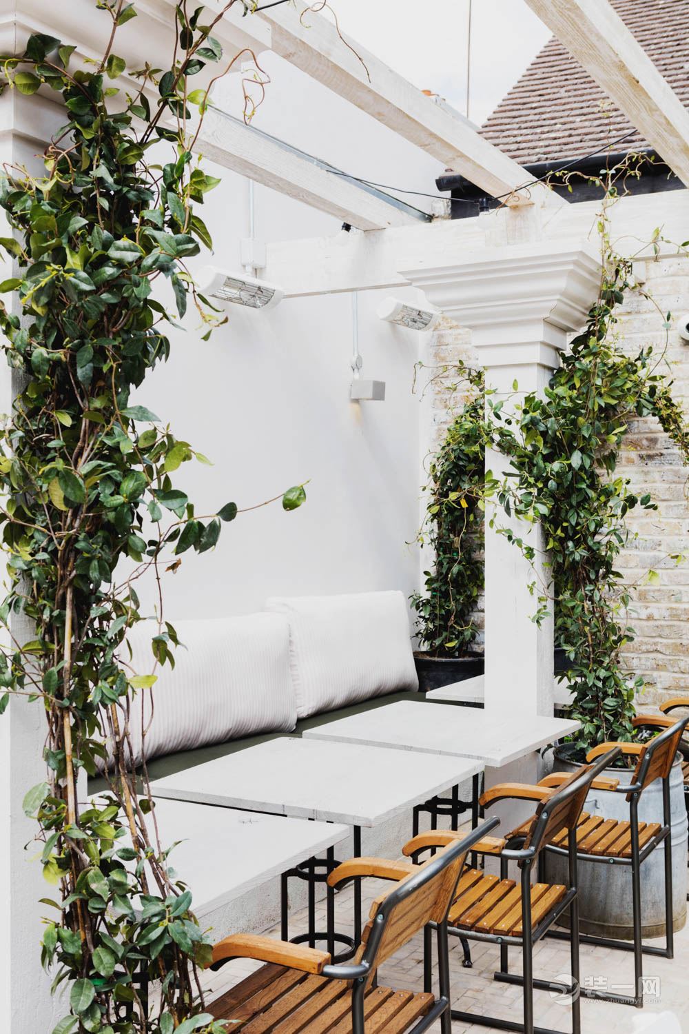 国外装修案例装修网分享旧房改造案例防局爆改潮人餐厅超惊艳