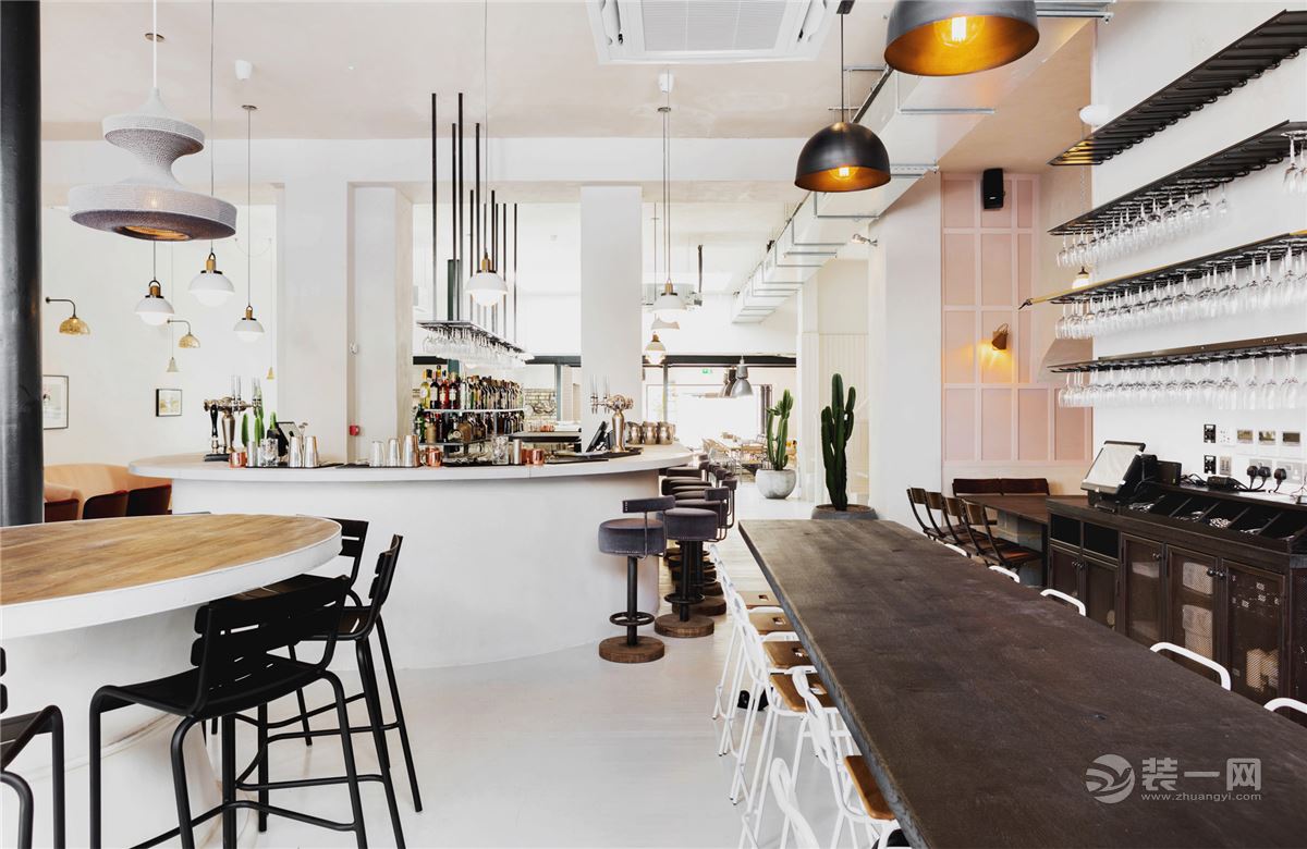 国外装修案例装修网分享旧房改造案例防局爆改潮人餐厅超惊艳