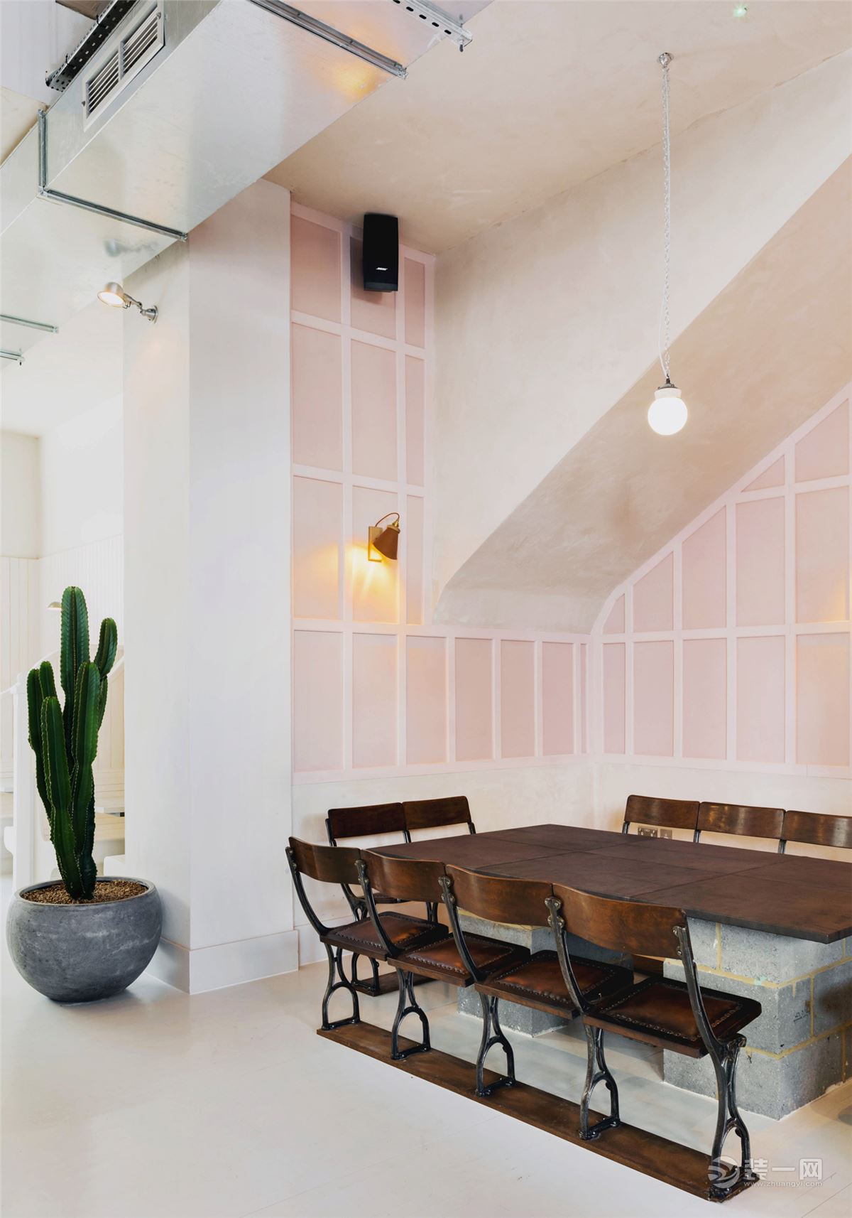 国外装修案例装修网分享旧房改造案例防局爆改潮人餐厅超惊艳