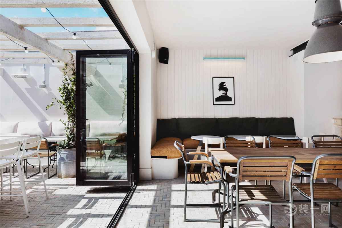 国外装修案例装修网分享旧房改造案例防局爆改潮人餐厅超惊艳