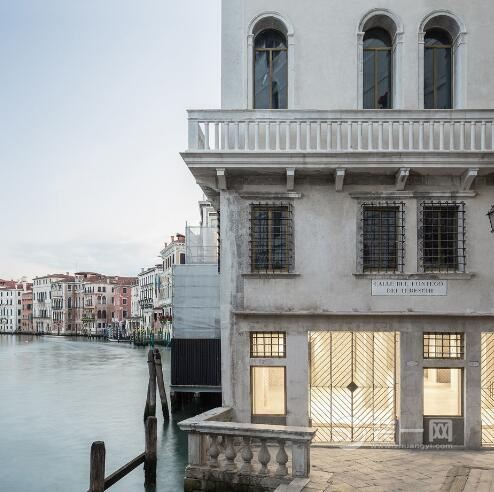 威尼斯百年大楼改建成商场 古典与现代交织中庭美学