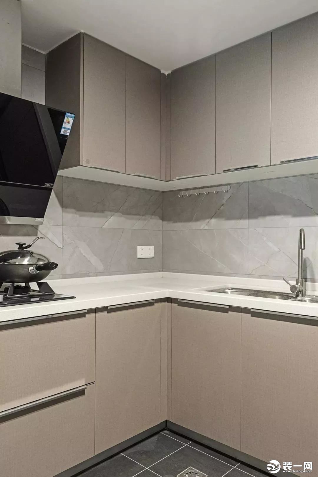 136平三居室现代简约风格设计效果图