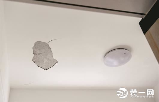 装修小问题集中暴露!业主入住2月精装房天花板涂层脱落
