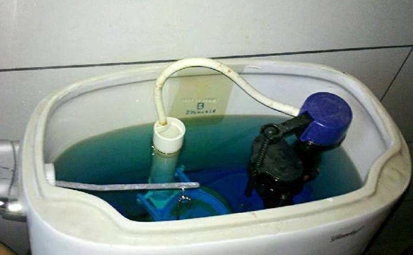 马桶水箱漏水有哪些原因马桶漏水维修多少钱