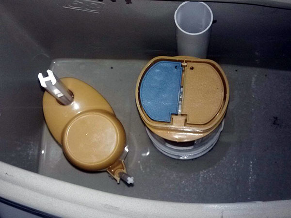 马桶水箱配件安装步骤 马桶水箱配件多少钱 马桶水箱盖碎了怎么办