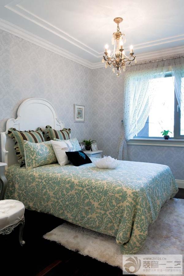 15平米卧室压纹壁纸装修实景图