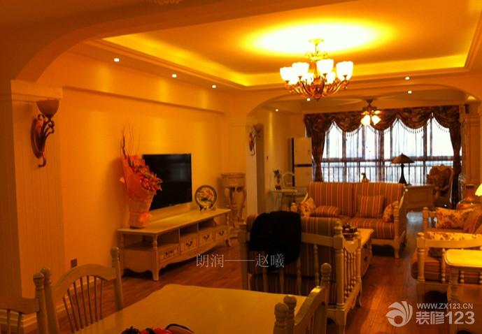 2025三室两厅两卫客厅装修设计实景图