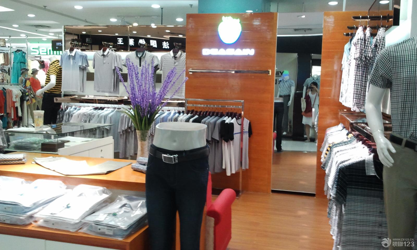 2025现代简约风格服装店面棕黄色木地板装修图片