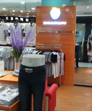 2025现代简约风格服装店面棕黄色木地板装修图片