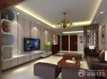 2025简中式客厅条纹壁纸装修效果图