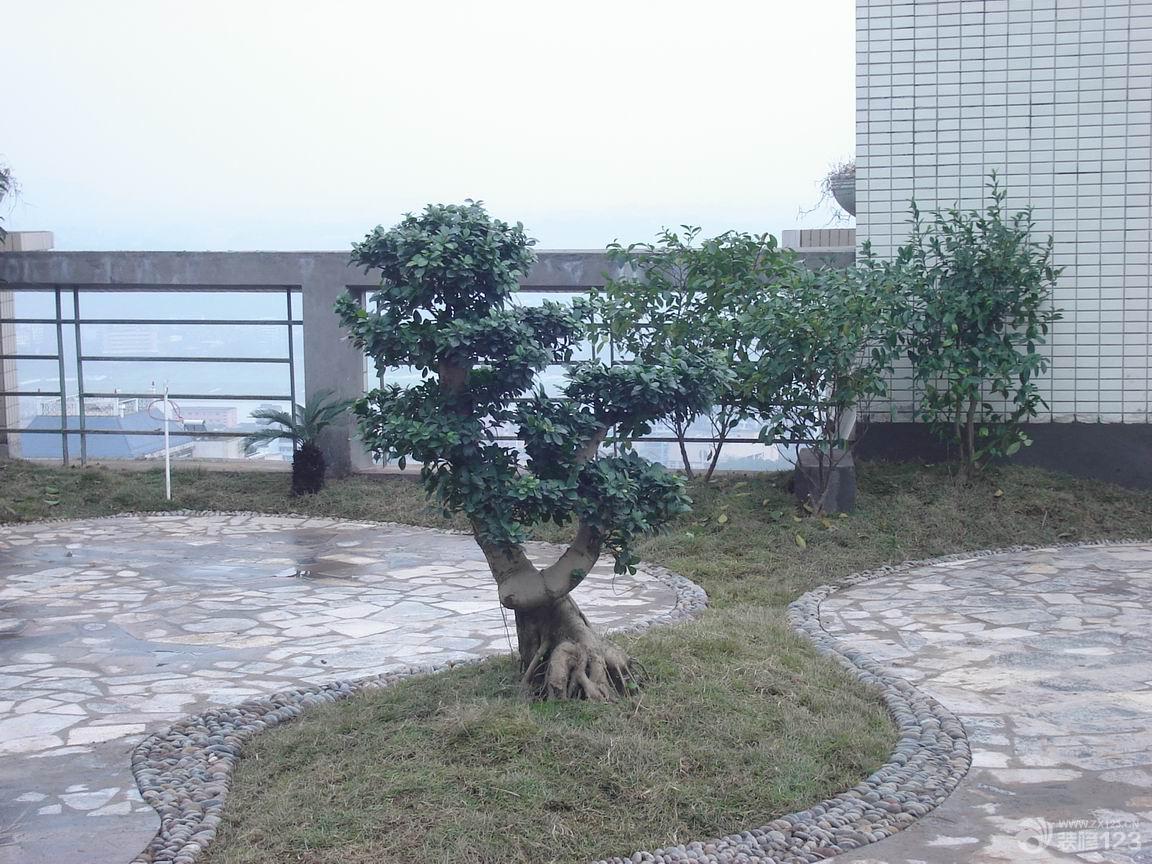 2025现代温馨三居室露天阳台实景图欣赏