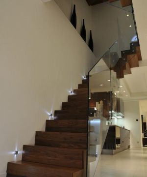 2025跃层木质楼梯装修实景图欣赏