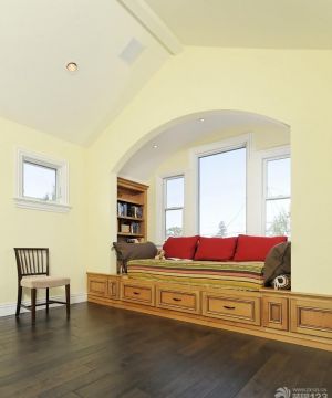 最新温馨室内尖顶阁楼飘窗改床装修案例