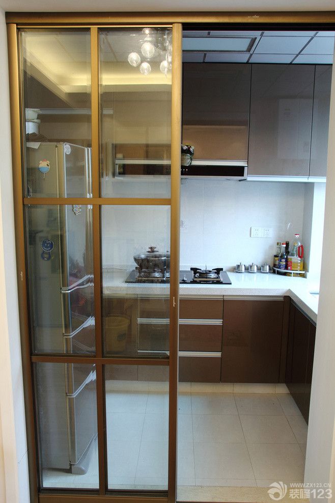 最新冷色调家装现代厨房移门实景图2020_设计456装修效果图