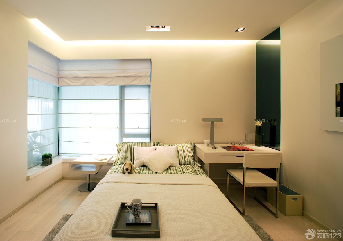 交换空间小户型卧室转角飘窗装修实景图欣赏