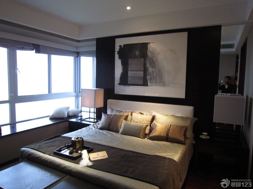 最新简约风格小型卧室转角飘窗装修实景图