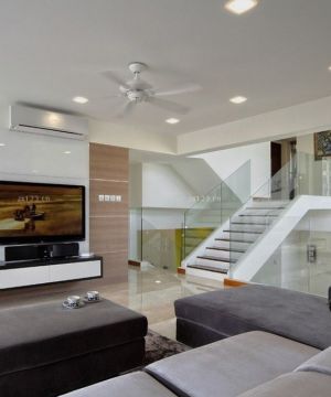 沉稳室内别墅玻璃楼梯扶手设计实景图