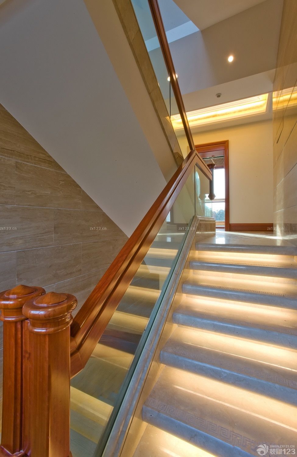 2025沉稳室内别墅玻璃楼梯扶手图片