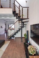 现代风格自建房楼梯装饰实景图