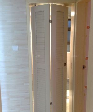 最新现代三室两厅卫生间折叠门装修图片