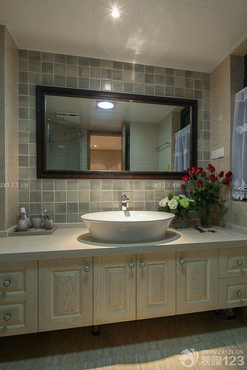 卫生间墙砖玻璃镜效果图