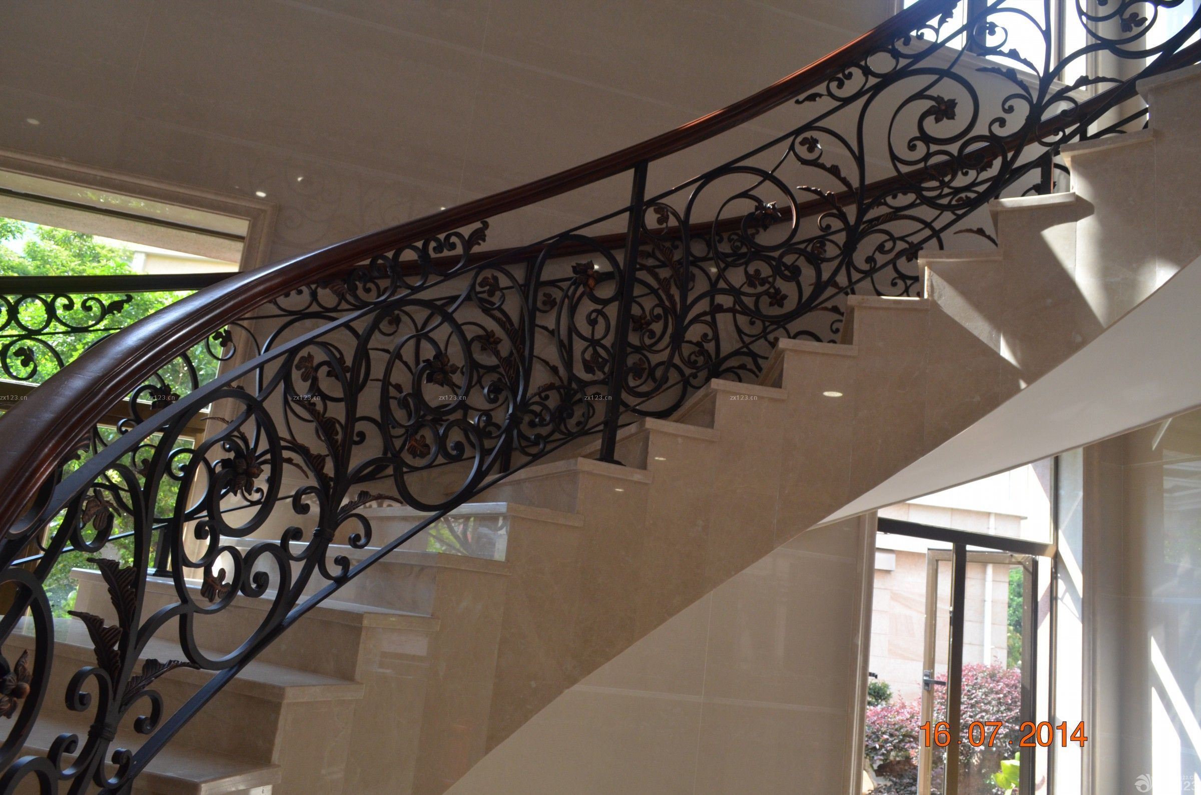 2025别墅室内旋转楼梯扶手案例