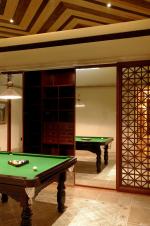 家庭休闲区台球桌木质隔断设计图片