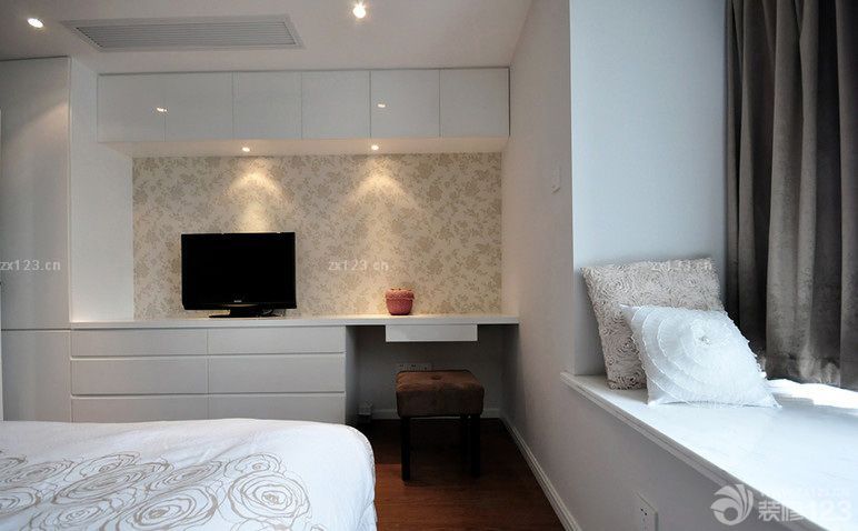 主卧室飘窗设计