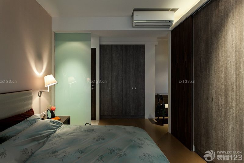 最新现代设计风格小型卧室衣柜门装修图片大全