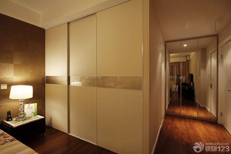 95平房屋卧室衣帽间镜子设计效果图欣赏