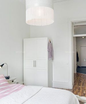 80平米白色卧室简约衣柜设计图片