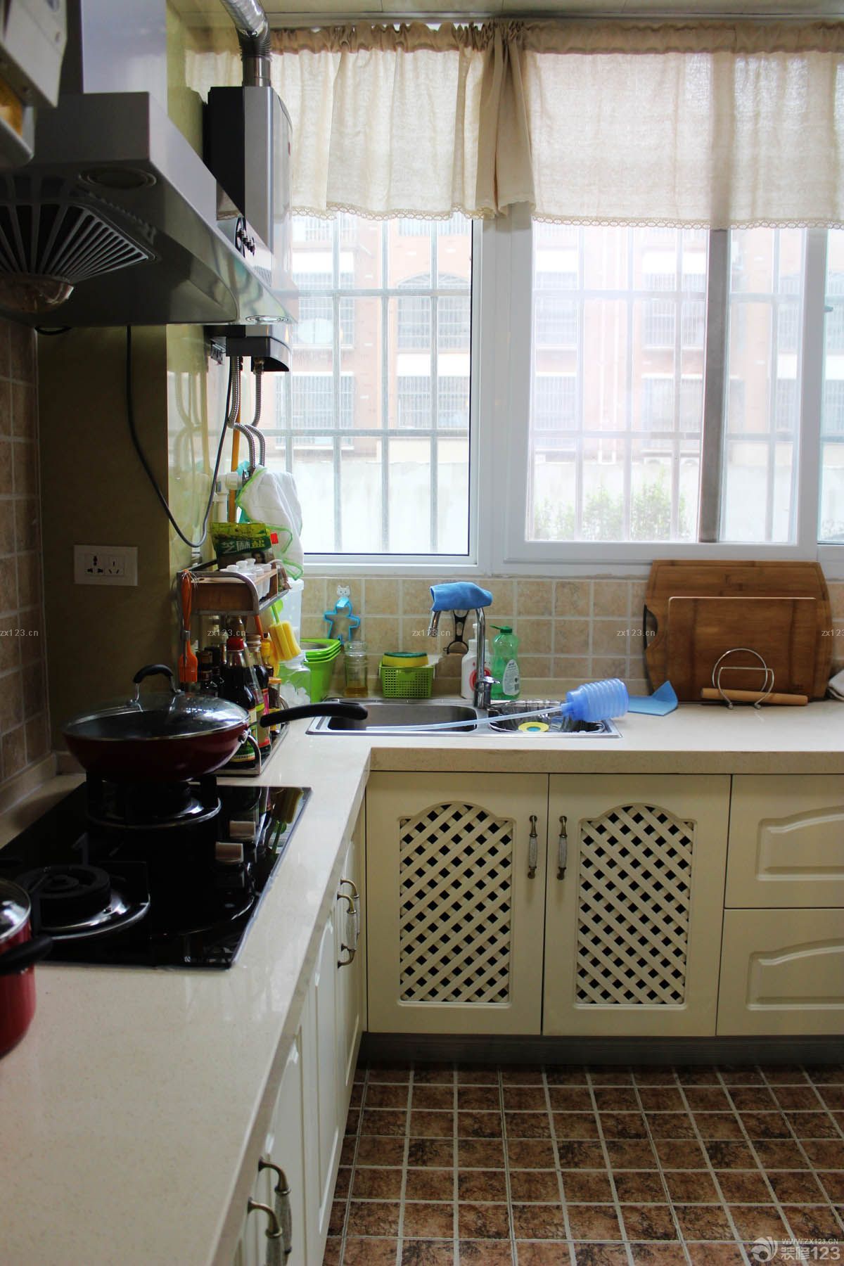 最新85平米整体厨房橱柜设计效果图片