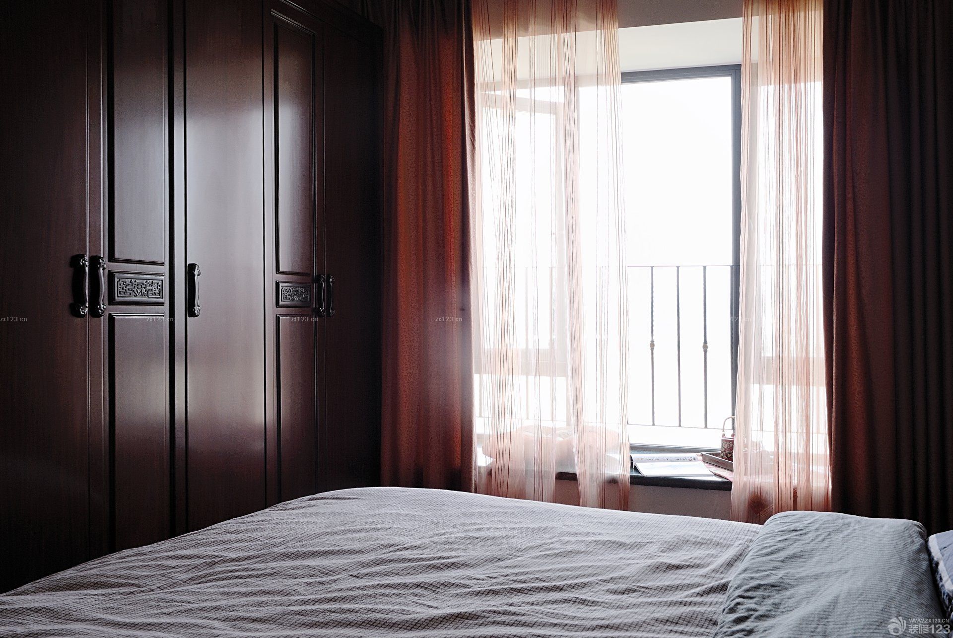 家庭卧室飘窗窗帘设计实景图欣赏