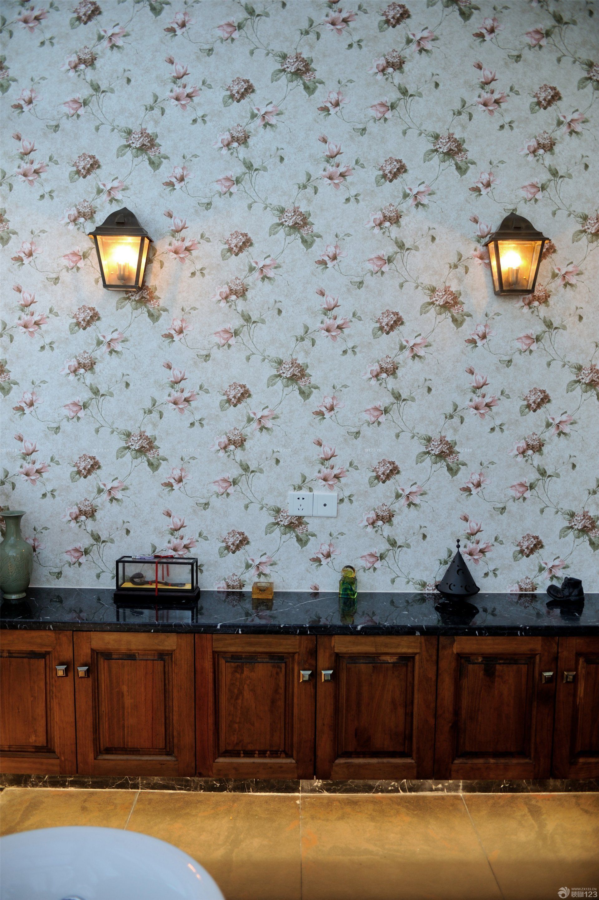 2025浴室小花壁纸实景图