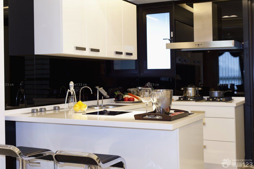 2025最新欧式风格厨房白色橱柜设计图片