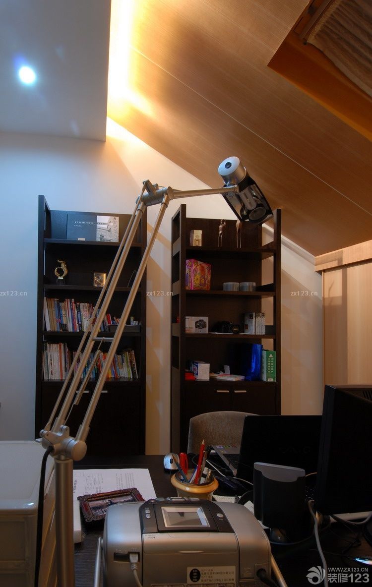 小户型斜顶阁楼办公室装修效果图
