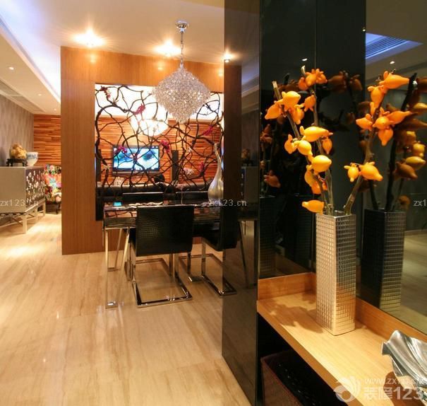 小户型进门玄关装修效果图片