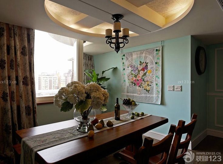 2025古典风格小户型餐桌图片