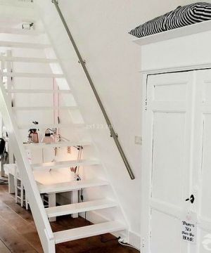现代欧式小户型楼梯装修效果图欣赏