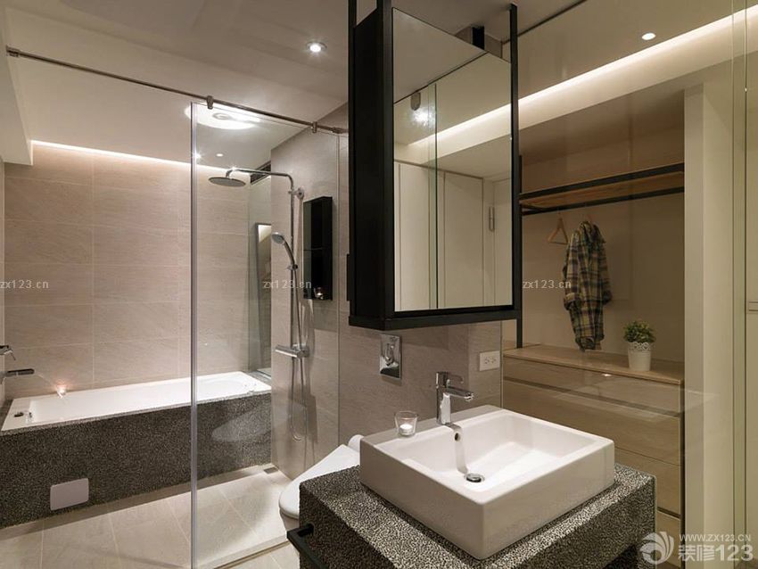最新现代简约风格家庭卫生间装修图片